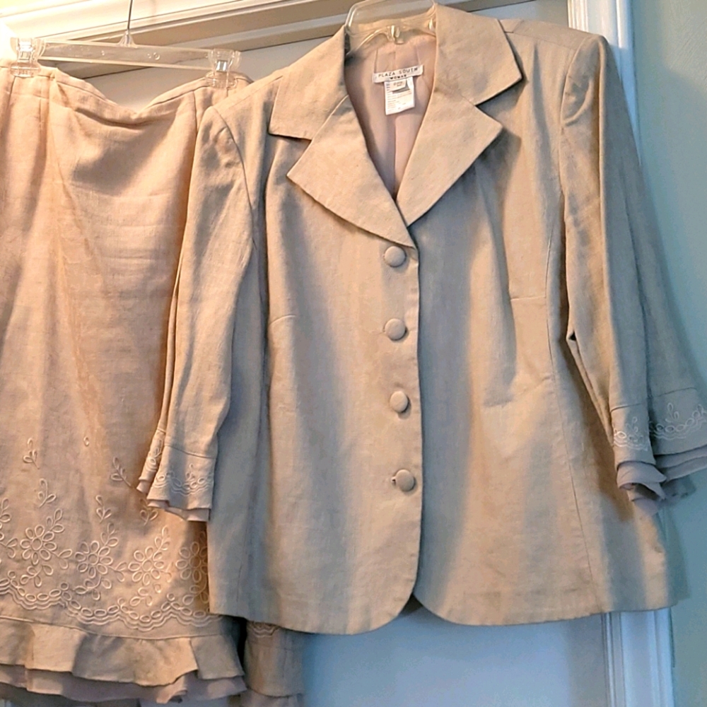 Skirt suit